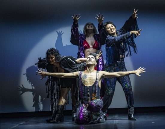 Na foto, as atrizes Idylla Silmarovi, Verónica Valenttino e Jessyca Meyreles (da esquerda para a direita) e o ator Cris Meirelles (à frente), em cena de Sonho Elétrico. Crédito da foto: Edgar Kanaykõ Xakriabá Fotos para a imprensa: Sonho Elétrico